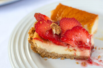 Delicioso pay de queso adornado con fresas rojas frescas.