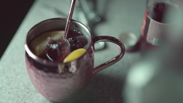 Frucht Cocktail in der Bar mit Eisw&uuml;rfel und Zitronen -st&uuml;cken. 4K 120 FPS 10 Bit 4:2:2