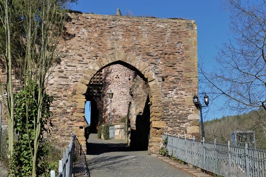 Auffahrt mit Steintor zur Burg Hengebach in Heimbach / Eifel
