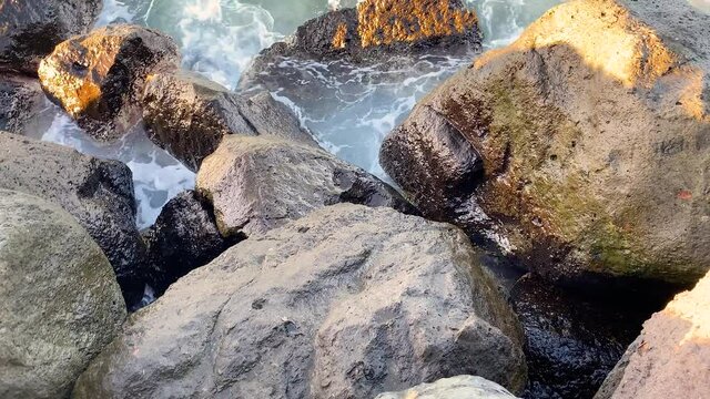 Steink&uuml;ste bei leichtem Wellengang zum Sonnenaufgang am Morgen mit Audio auf Gran Canaria