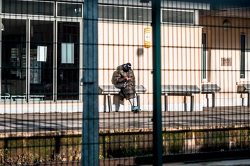 Homme attendant le train à la gare