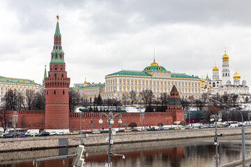 Obraz premium Towers of the Moscow Kremlin, the Grand Kremlin Palace, the Annunciation and Archangel Cathedrals