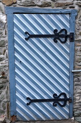 Beschlagene, blaue Tür an historischem Hofgut in der Wetzlarer Altstadt