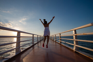 橋でジャンプする女の子の後ろ姿