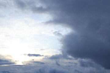 暗雲の先の朝日