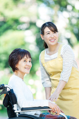 車椅子に乗るシニア女性と女性介護士