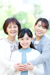 寄り添う笑顔の3世代家族