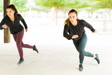 Obraz premium Attractive workout partners working out at the park