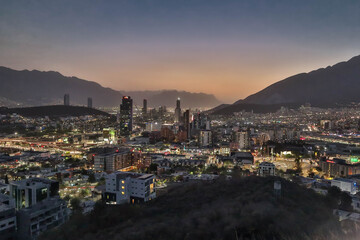 Atardecer ciudad entre montañas
