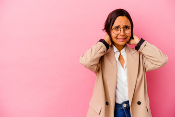 Obraz premium Young business mixed race woman isolated on pink background touching back of head, thinking and making a choice.