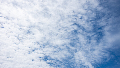 blue sky with clouds C&eacute;u azul e nuvens