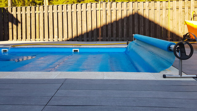 Swimming pool cover for protection against dirt, leaves, heating and cooling water