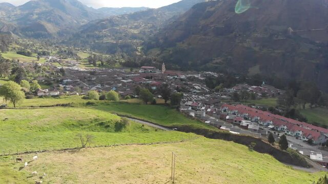  El Cocuy es una peque&ntilde;a ciudad, video A&eacute;reo - dron