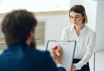 Obraz premium Male psychologist next to the patient diagnosis consultation treatment