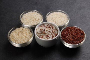 Long grain basmati medium grain jasmine short grain pilaf polau risotto brown low glycaemic index gi rice in small glass bowl on black background copy text space top flat lay view