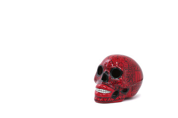 Calavera roja de día de muertos catrina mexicana con dibujos en el cráneo