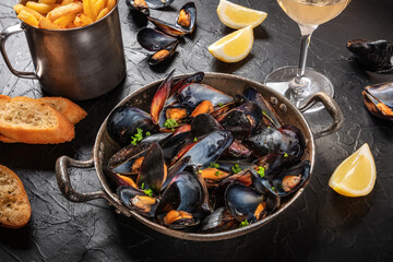 Mussels with wine, lemon, toasted bread and French fries