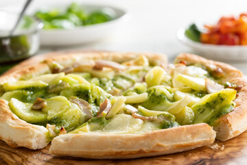 じゃがいもとベーコンのバジルソースのピザ