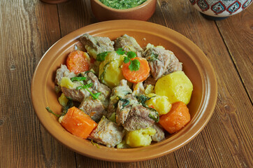 Svinsk s kartoafy y chuchki