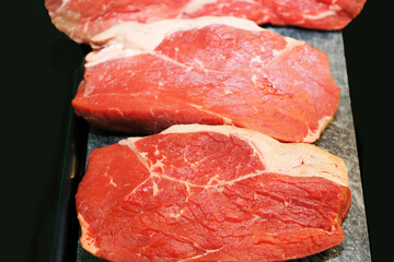 Rohes Roast Beef auf einer Platte