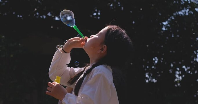 シャボン玉を吹く少女