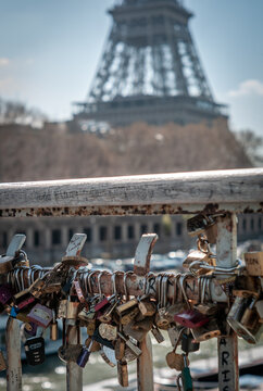 Cadenas accrochés sur les rembardes de la passerelle Debilly avec la Tour Eiffel en arrière-plan.