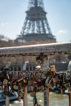 Cadenas accrochés sur les rembardes de la passerelle Debilly avec la Tour Eiffel en arrière-plan.