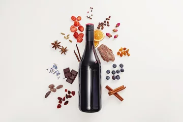 Schilderijen op glas Possible flavor components of red wine. Creative composition © Diana Vyshniakova