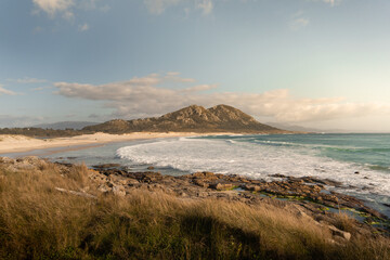 Impresionante vista de playa con montaña al final del cabo.