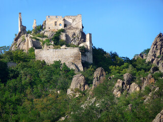 Fototapeta premium Die Burgruine Dürnstein vor strahlend blauem Himmel.
