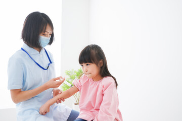 予防接種をする小さな女の子