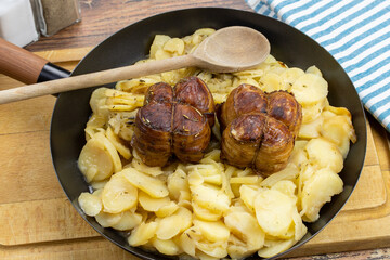 paupiette et pommes de terre dans une poêle	