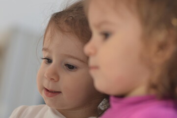 Sorelle gemelle  di due anni molto dolci e carine durante i loro giochi a casa