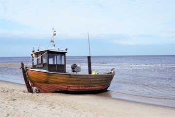 Fototapeta premium Fischerboot am Strand von Ahlbeck