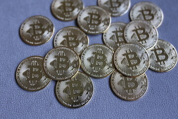 MONEDAS DE BITCOIN EN MESA LLENA DE TECNOLOGIA 