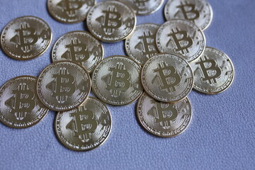 MONEDAS DE BITCOIN EN MESA LLENA DE TECNOLOGIA 