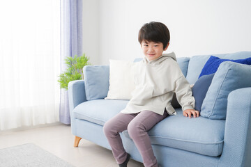 Fototapeta premium 部屋で遊ぶ小さな男の子