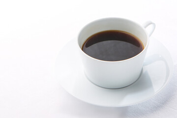 Obraz premium Cup of warm coffee on a simple background 심플한 배경에 따듯한 커피 한잔