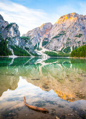 Sonnenaufgang am Pragser Wildsee See in Italien Dolomiten Berg Alpen Tirol Südtirol Landschaft / sunrise at Lago di Braies lake in Italy Dolomites Mountains Alps tyrol Landscape  - obrazy, fototapety, plakaty
