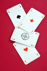 Quatre as sur tapis rouge