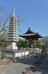 Obraz premium 乙訓寺 十三重石塔と鐘楼 京都府長岡京市