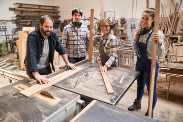 Handwerker Team mit Lehrlingen und Ausbilder
