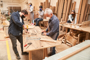 Gruppe Handwerker mit Mundschutz bei der Arbeit