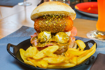 Panino da pub con salsiccia di maiale, mortadella, provette affumicate, crocchè di patate gigante...