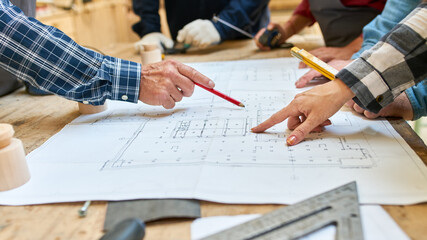 Architekten und Handwerker besprechen Bauplan