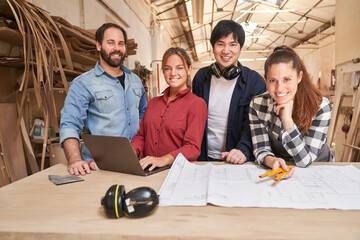 Junges Handwerker Start-Up Team mit Laptop