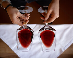 bicchieri di vino rosso durante la degustazione, analisi visiva, sommelier, chianti classico, sfondo bianco - obrazy, fototapety, plakaty