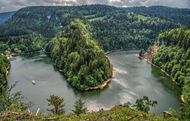 Fototapeta premium Boucle du Doubs près de la chute à Villers-le-Lac, France