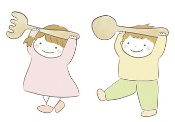 スプーンとフォークを運ぶかわいい男の子と女の子
