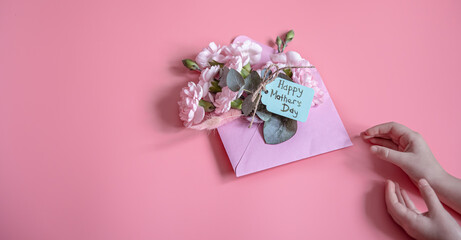 Open envelope with floral arrangement and wish for a happy mothers day.